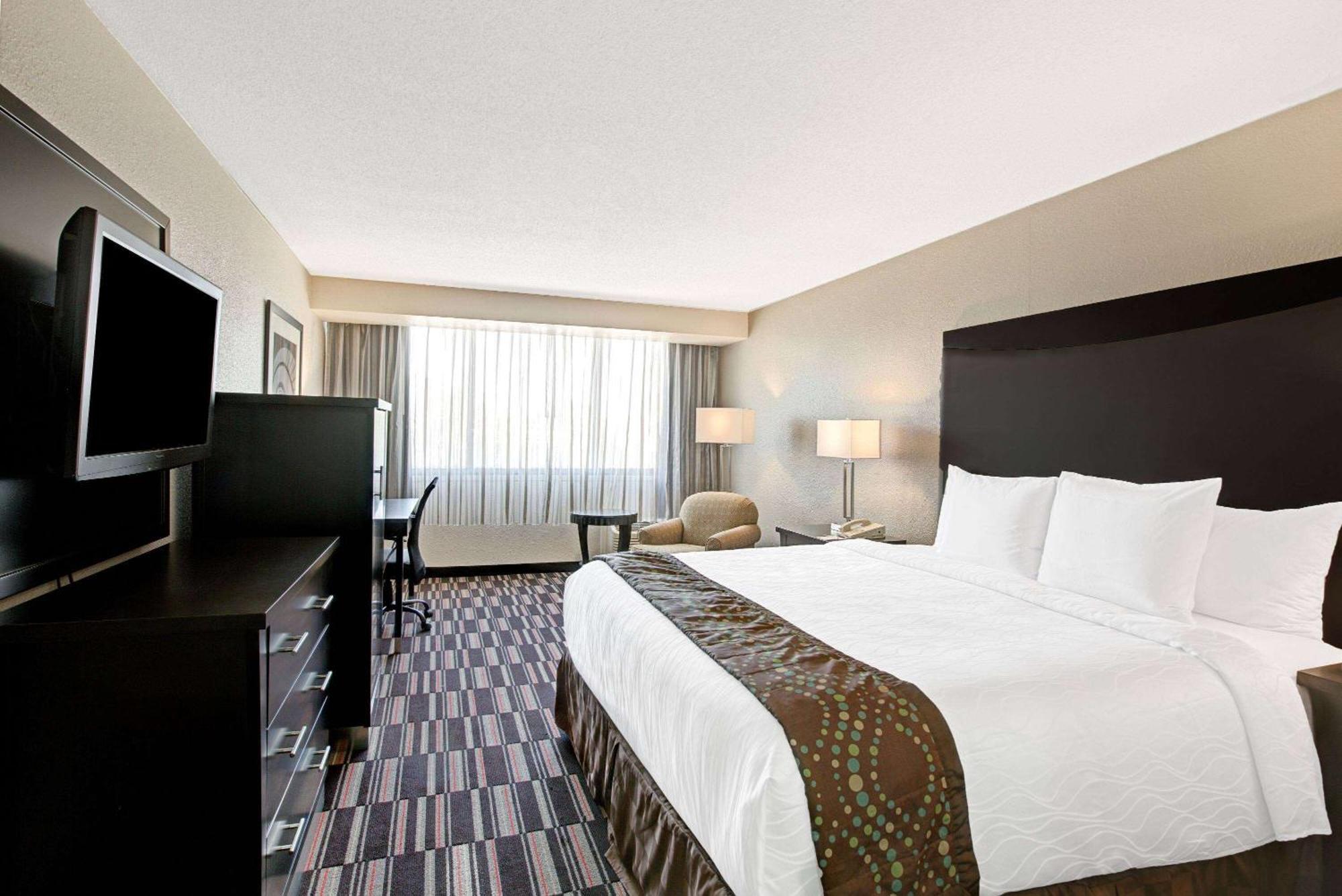 Ramada Plaza By Wyndham Charlotte South End Airport Hotel Екстериор снимка